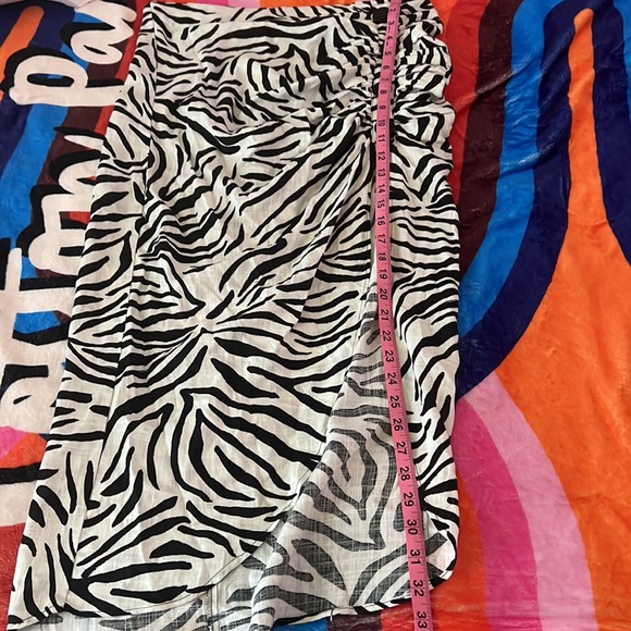 Black and white Zara high split skirt, size Medium - Picture 7 of 7